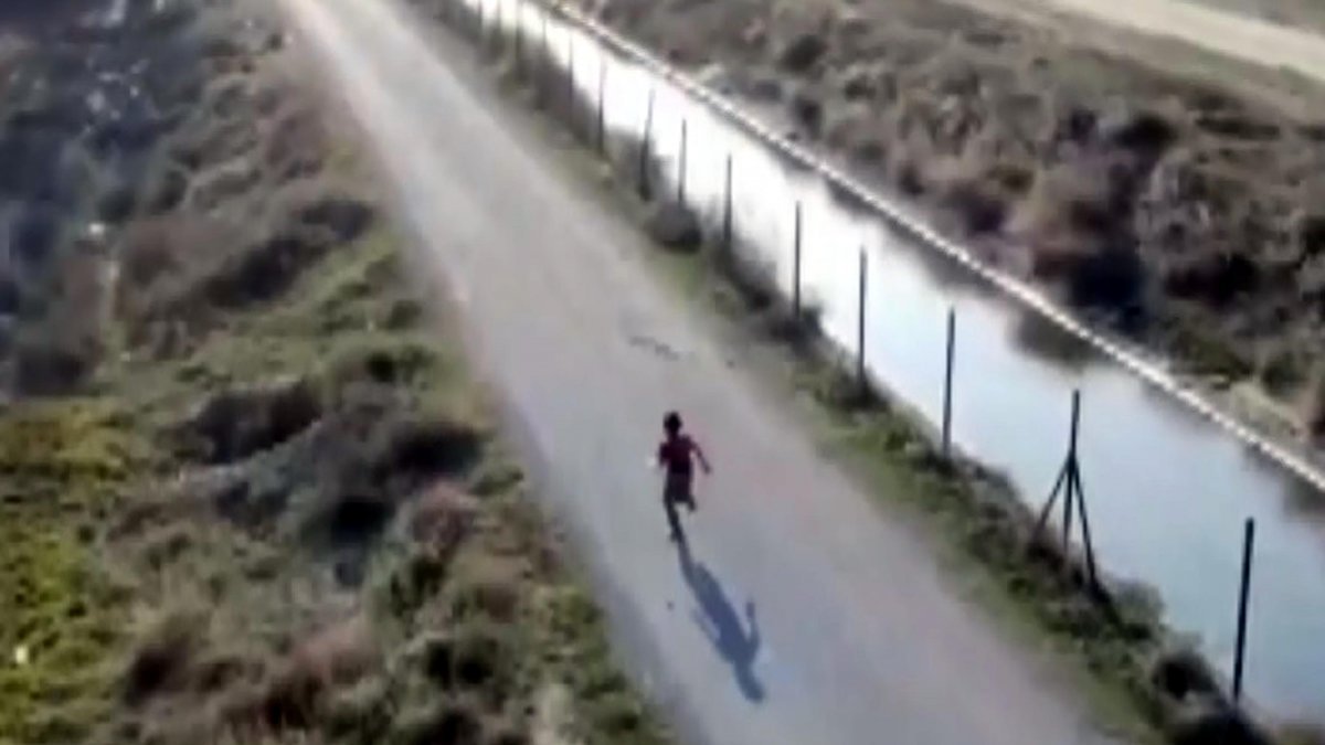 Mersin'de drone gören çocuk kaçmaya çalıştı