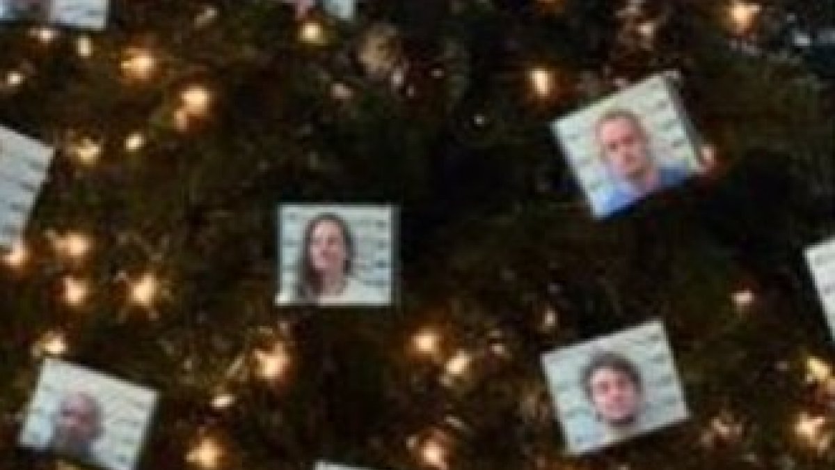ABD’de suçluların fotoğraflarıyla süslenen Noel ağacına tepki yağdı