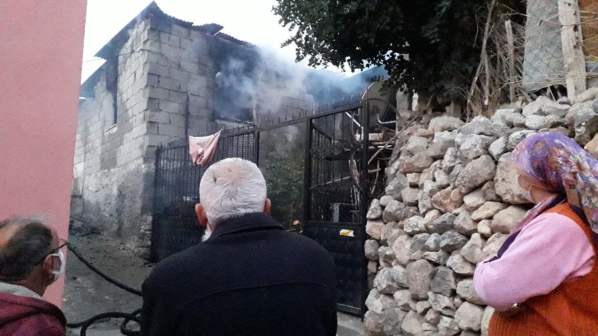 Adana'da yaşlı adam, evinin yanışını çaresizce izledi