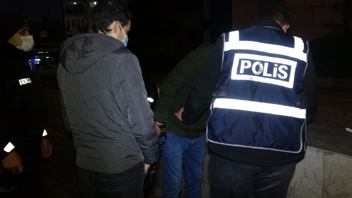 Bursa’da aranma kaydı bulunan genç, polise adres sorunca yakalandı