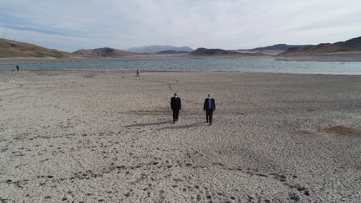 Sivas'ta Karacalar Barajı, kuruma noktasına geldi