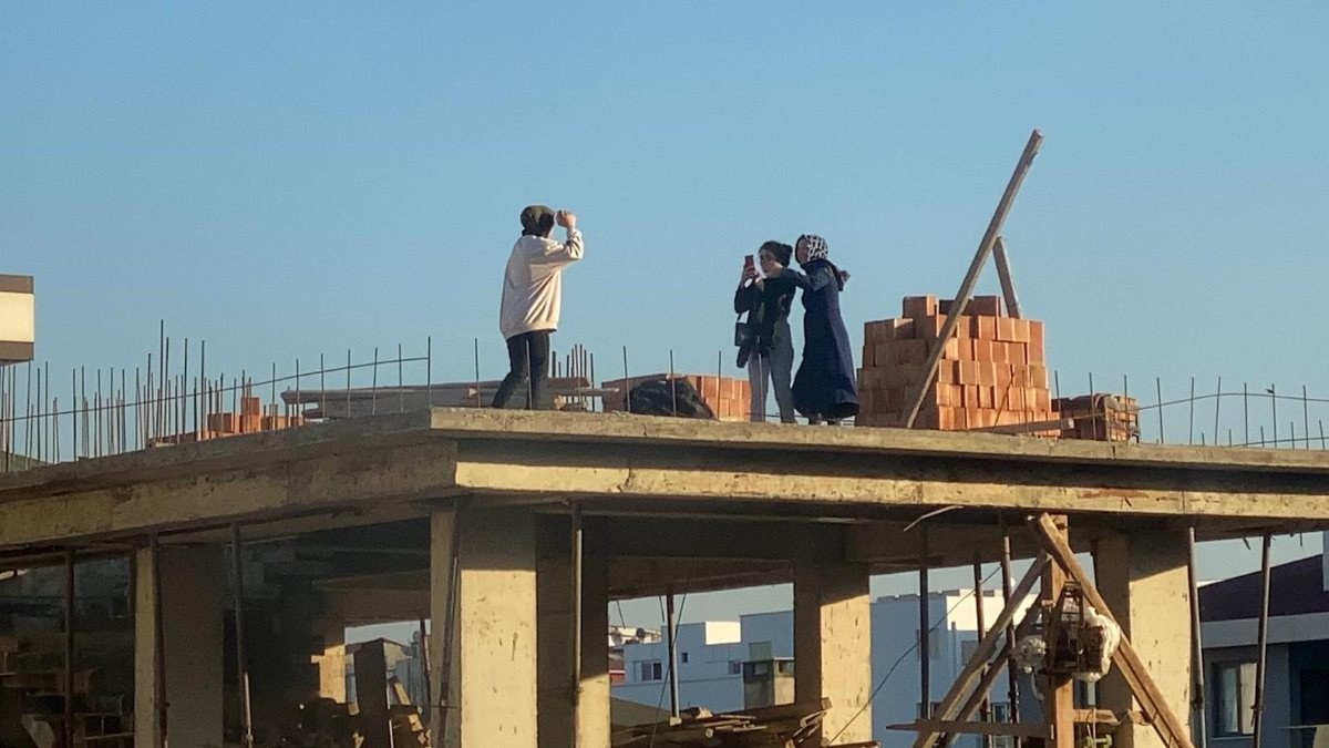 Sultanbeyli'de fotoğraf için inşaatın çatısına çıktılar