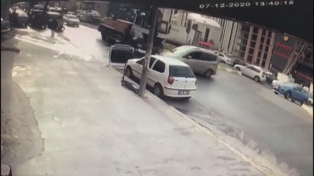 Esenyurt'ta kamyon ile hafif ticari araç çarpıştı