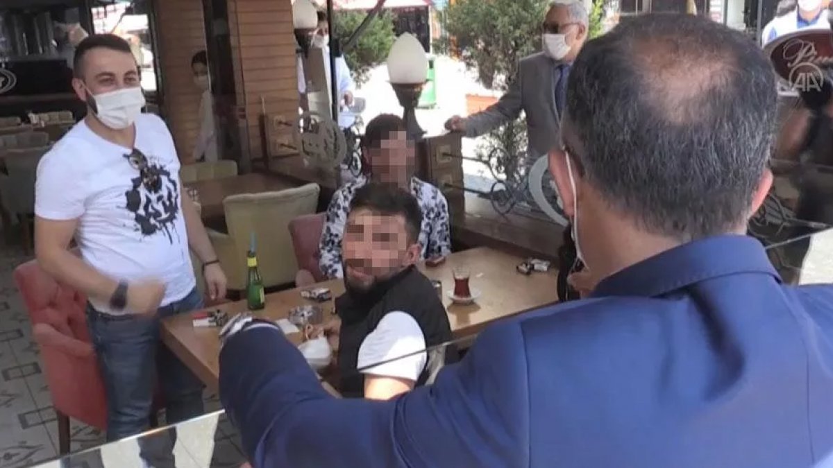 Rize'de maske ve mesafe kurallarına uymayan polislere ceza yazdıran vali, cezayı ödedi