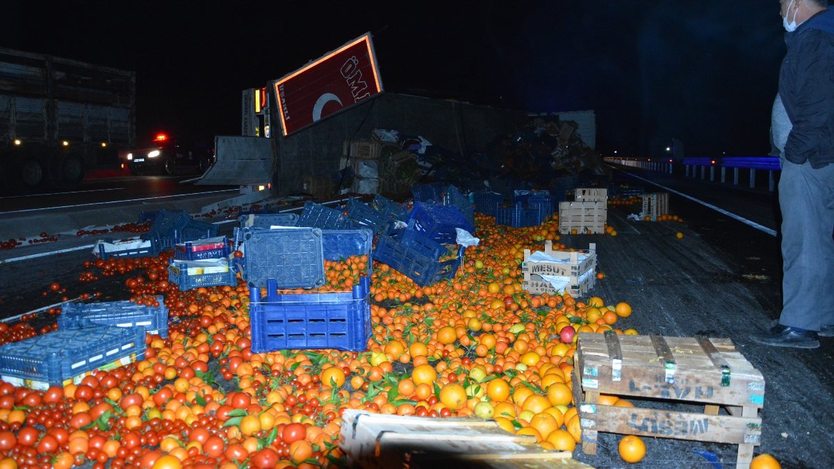 Antalya'da meyve yüklü tır devrildi