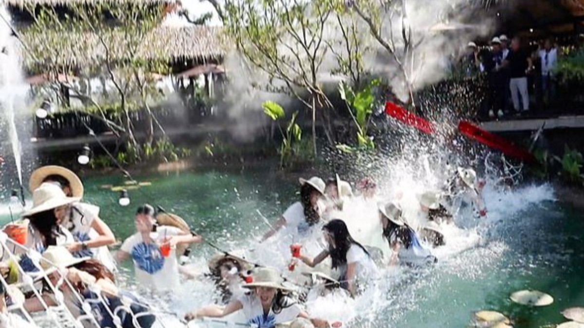 Tayland'da güzellik kraliçeleri, poz verirken suya düştü