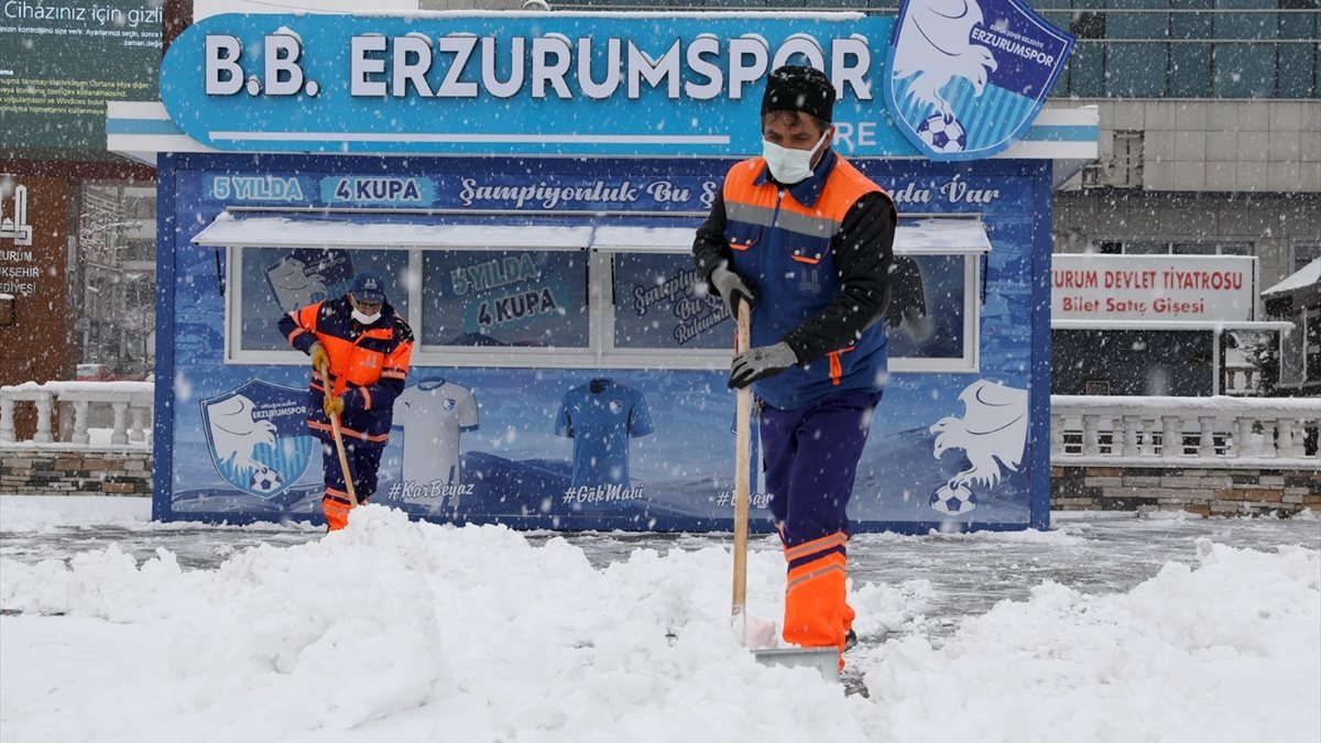 Erzurum'da kar timleri işbaşında