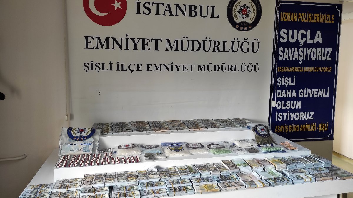 İstanbul'da uyuşturucu ve deste deste sahte döviz ele geçirildi