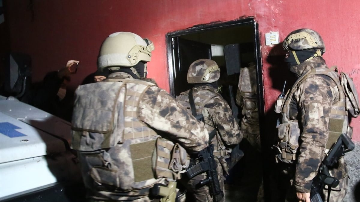 Adana'da şafak vakti uyuşturucu operasyonu: 3 gözaltı