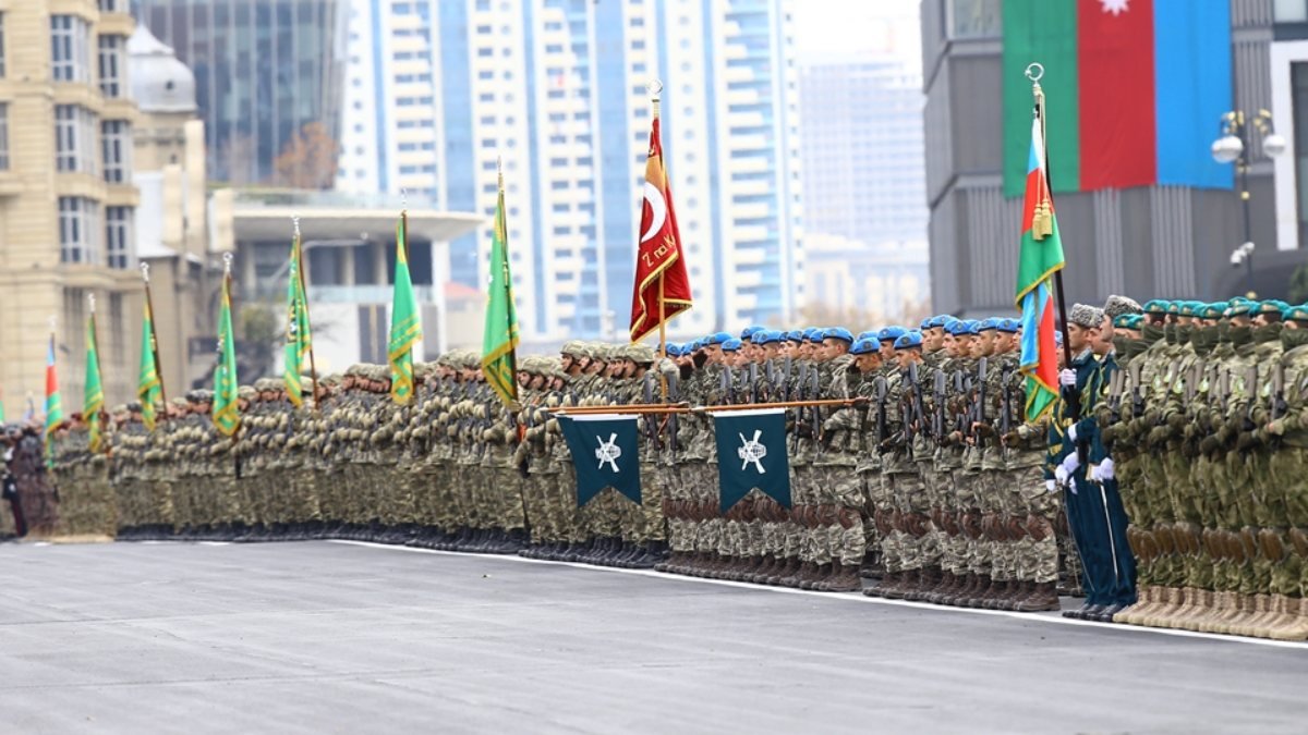 Azerbaycan'da askeri geçit töreni hazırlığı