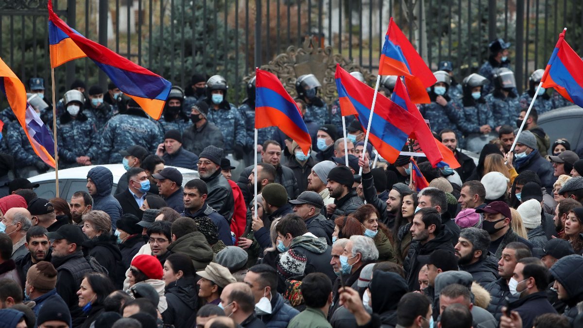 Ermenistan'da sokaklar karıştı