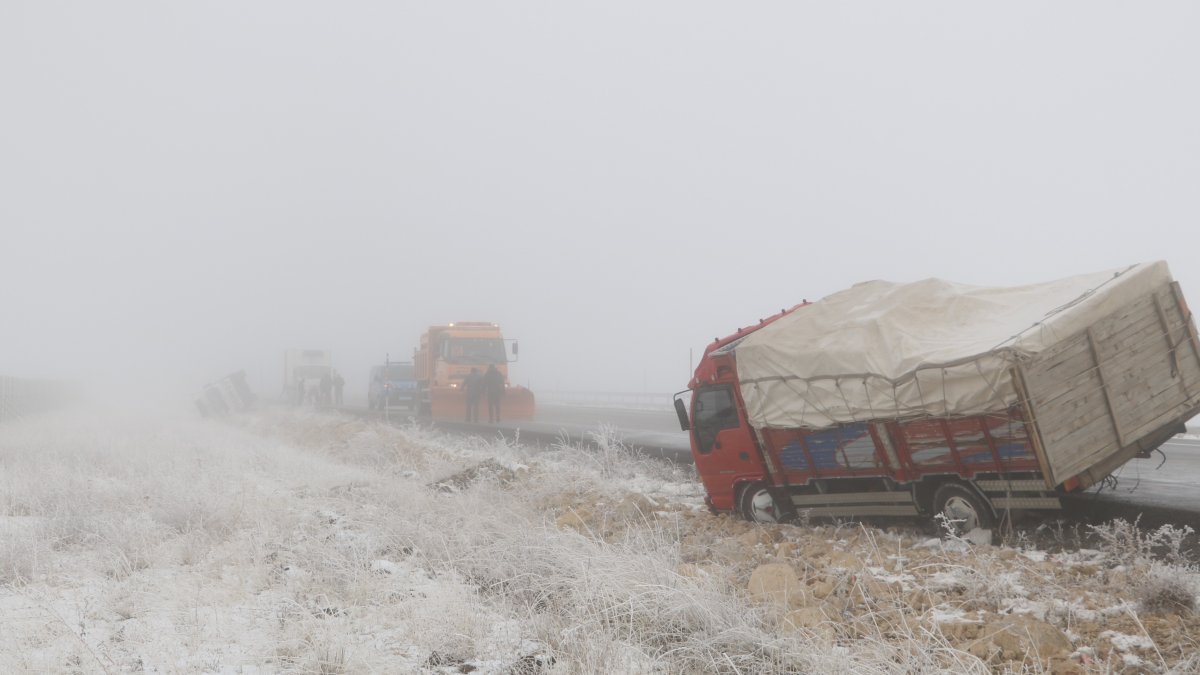 Sivas’ta yoğun sis 9 aracın karıştığı 4 ayrı kazaya neden oldu