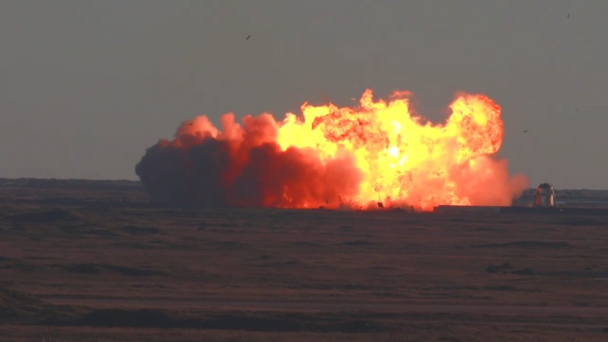 SpaceX'in Starship roketi, test uçuşu sonrası patladı