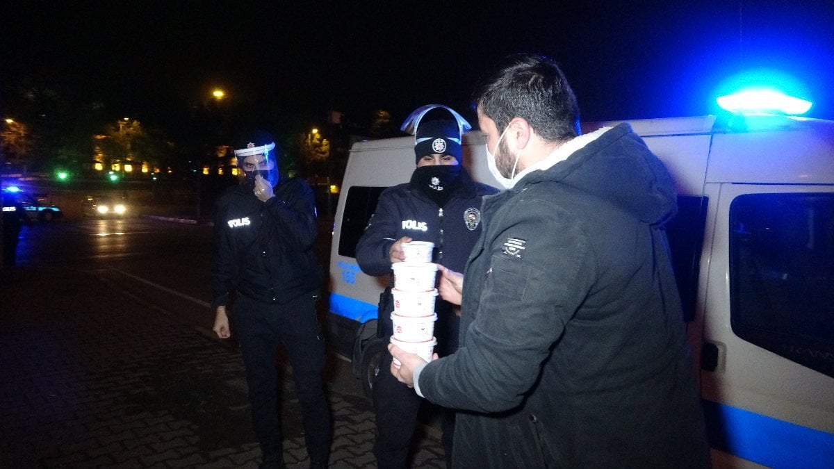 Karabük'te mahalle muhtarı polislere sıcak çorba ikram etti