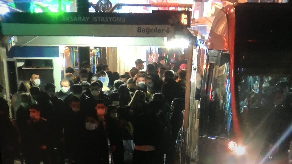 İstanbul'da tramvaylarda salgın döneminde endişelendiren kalabalık