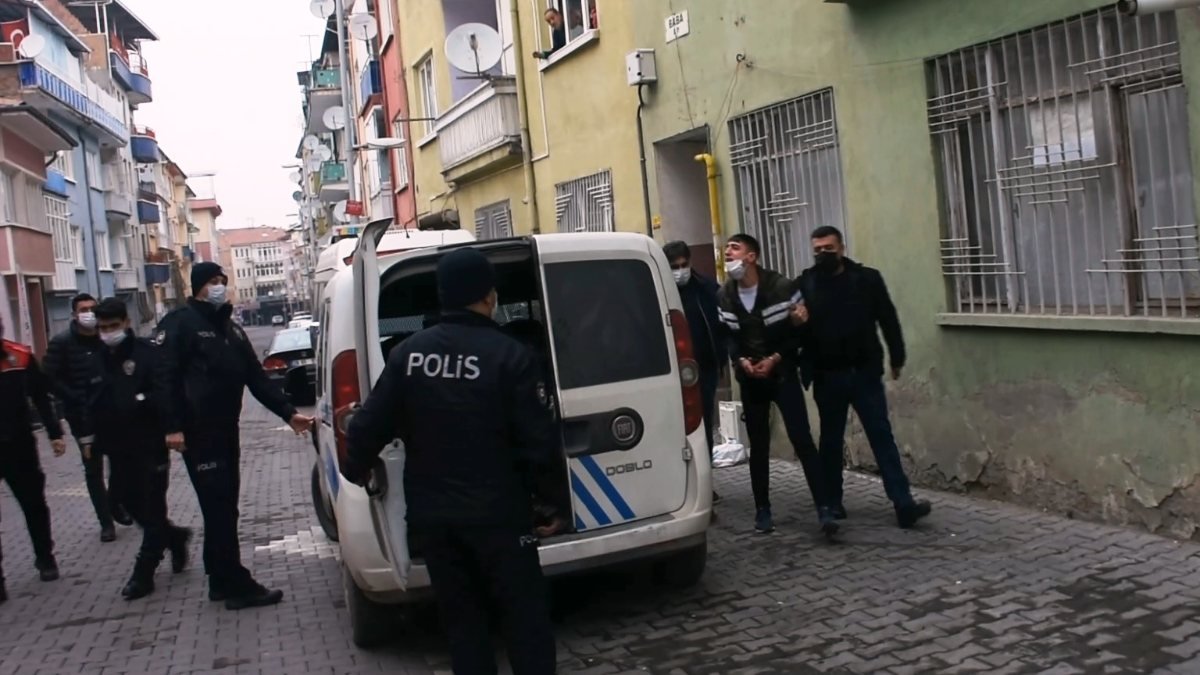 Malatya'da annesini rehin alan genci polis ikna etti