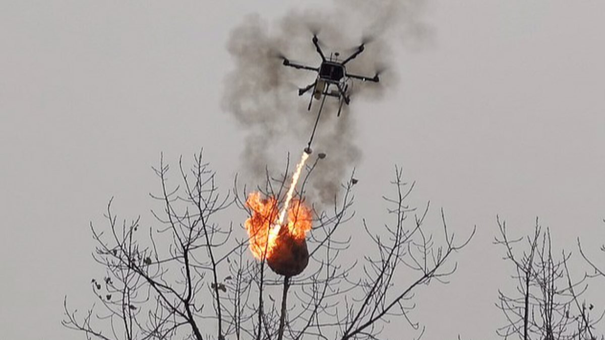 Çin'de insansız hava aracı, alev silahına dönüştürüldü