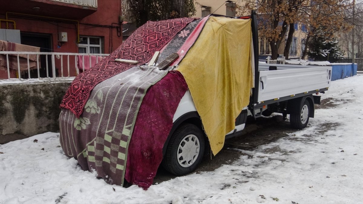 Kars'ta araçlar, soğuk havaya karşı battaniyelerle kaplandı