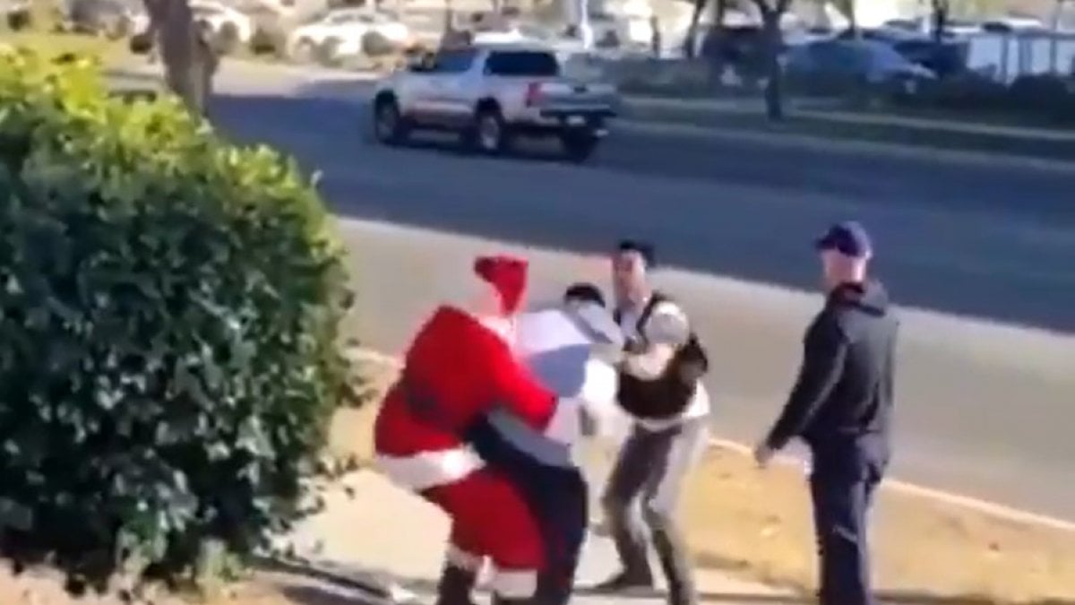 Noel Baba ve Elf kılığındaki polislerin hırsızlara müdahalesi