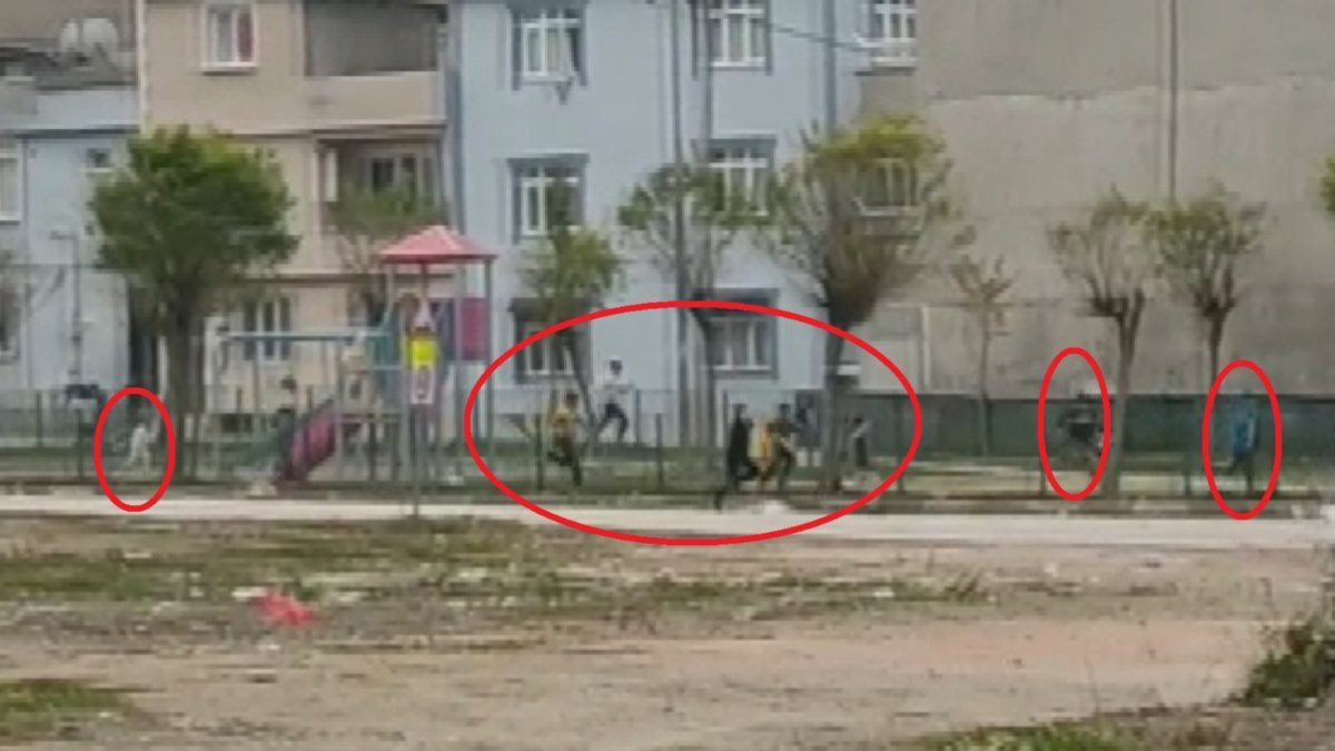 Bursa'da parkta oynayan çocukları, polisin kovalama anı