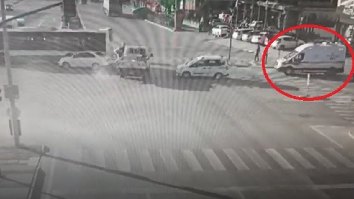 Bursa'da ambulansa yol vermek için kaza yapan otobüs şoförü