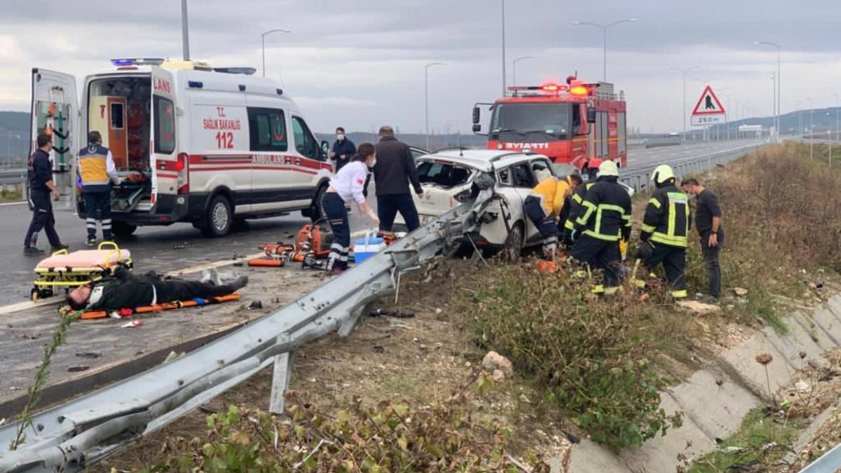 Manisa'da otomobil bariyerlere saplandı: 3 yaralı