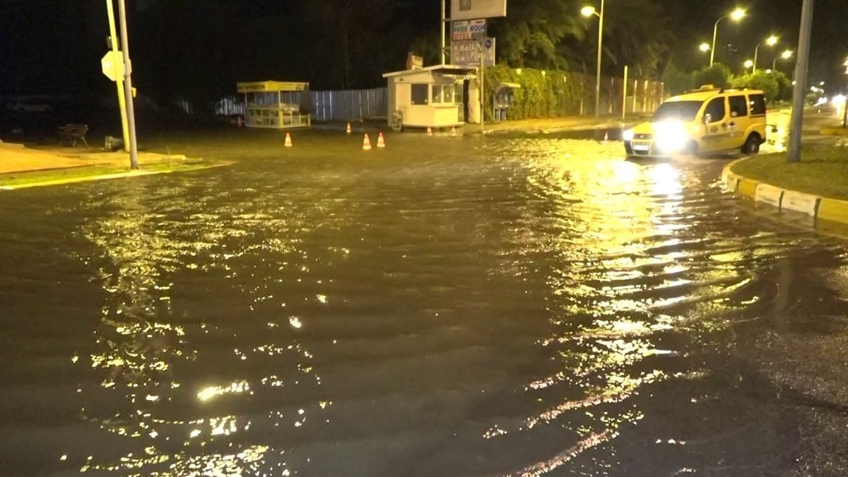 Antalya’da yoğun yağış nedeniyle birçok iş yerini su bastı