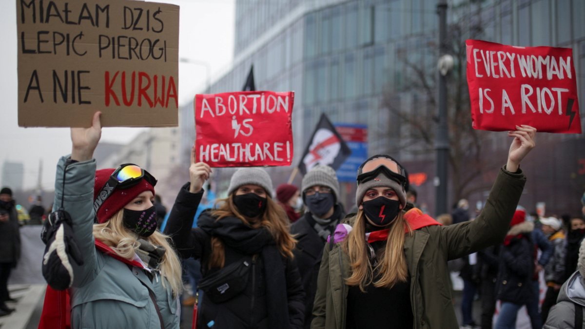 Polonya'da sıkılaştırılan kürtaj yasasına tepki