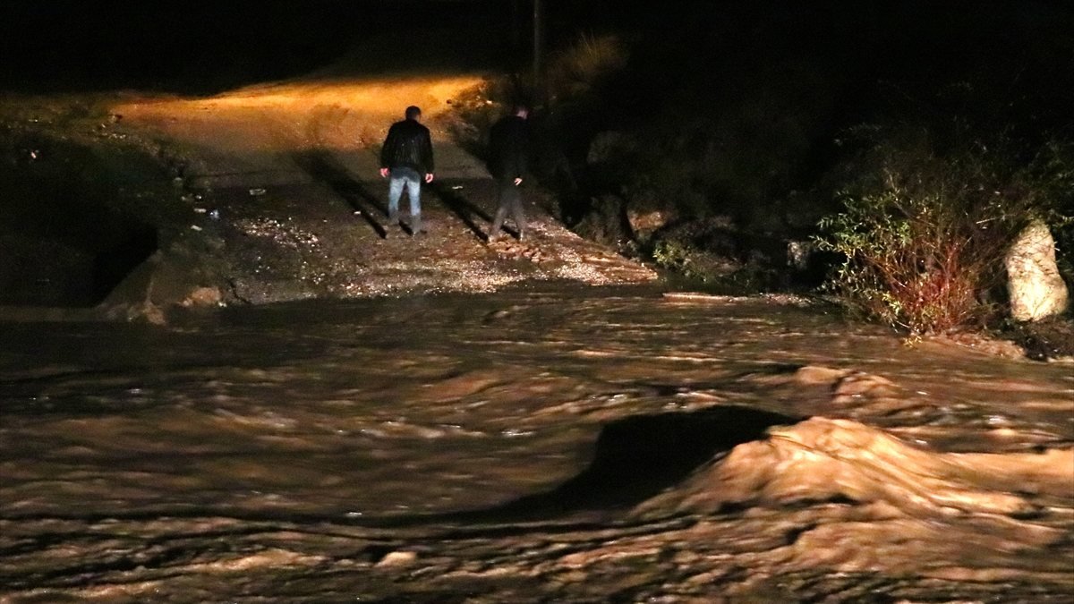İzmir'de sele kapılan 5 kişiden ikisi kayboldu