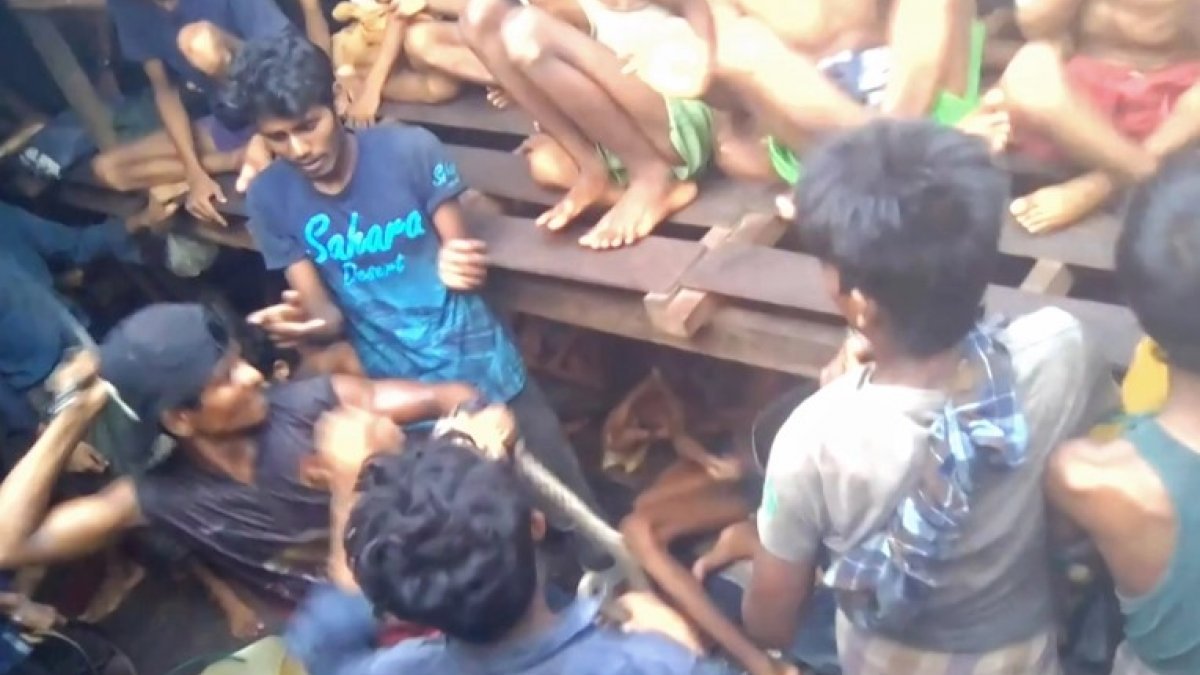 Arakanlı mültecileri taşıyan teknede şiddet görüntüleri