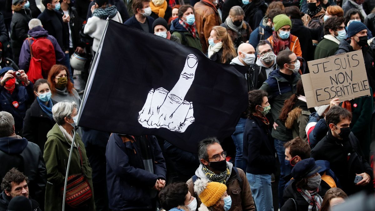 Fransa'da koronavirüs kısıtlamaları protestosu