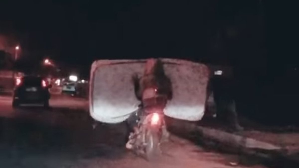 Antalya'da motosikletli sürücü, yatakla seyahat etti