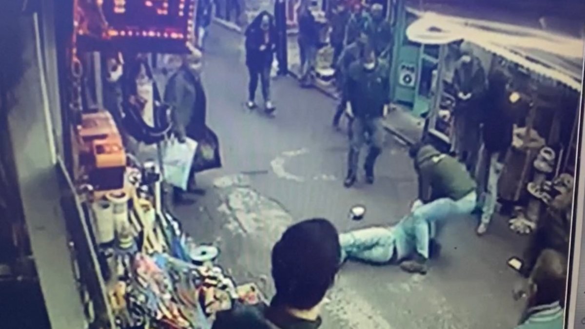 Karaköy'de esnafın, kapkaççıyı yakalama anı