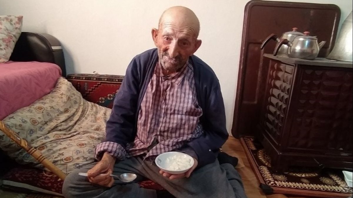 Sivas'ta 105 yaşında koronayı yenen Ömer amca: Yoğurt ve bal yiyin
