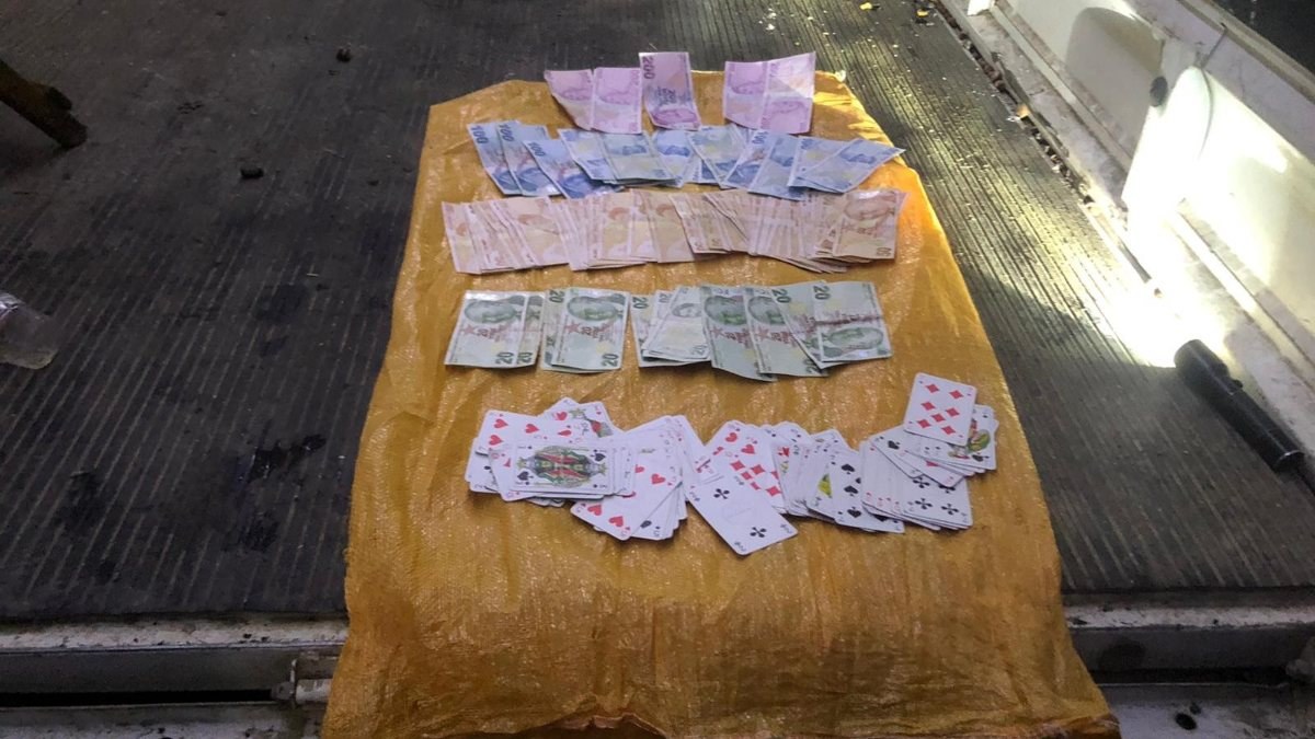 Düzce'de kamyonet kasasına kumar baskını: 8 gözaltı