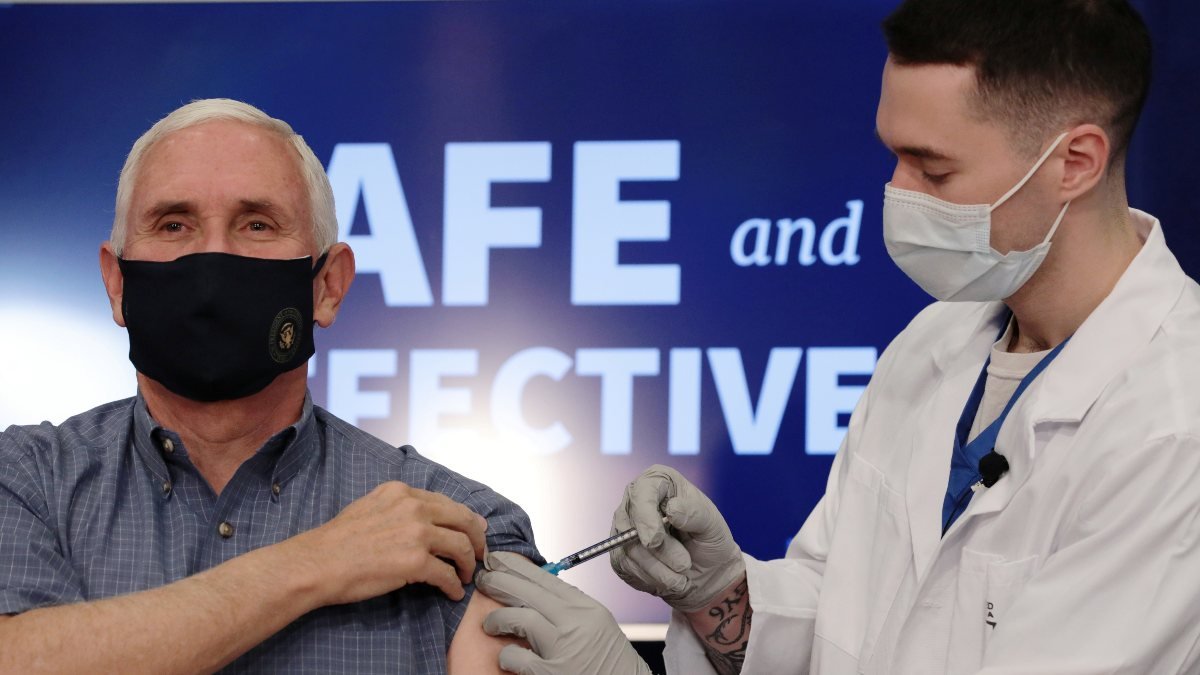 Mike Pence ve eşi canlı yayında koronavirüs aşısı oldu