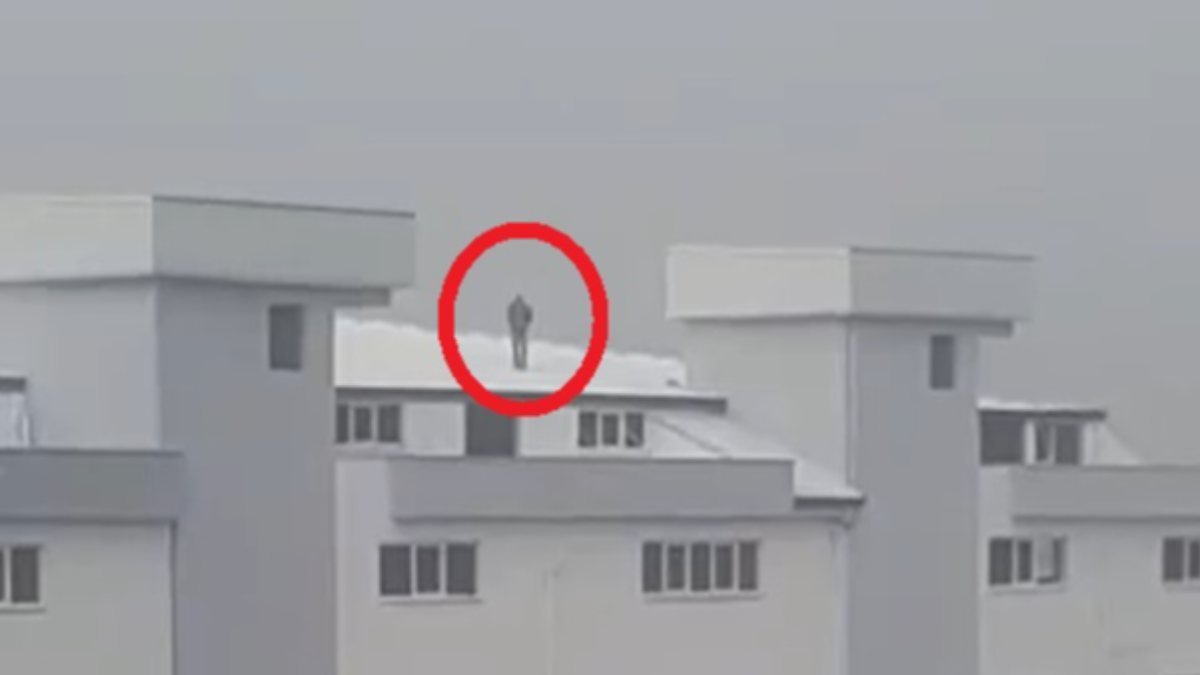 Bursa'da fabrika çatısında namaz kılan adam