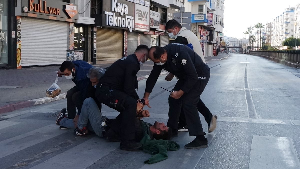 Antalya'da MOBESE'yi taşlayan şüpheli, polise zor anlar yaşattı