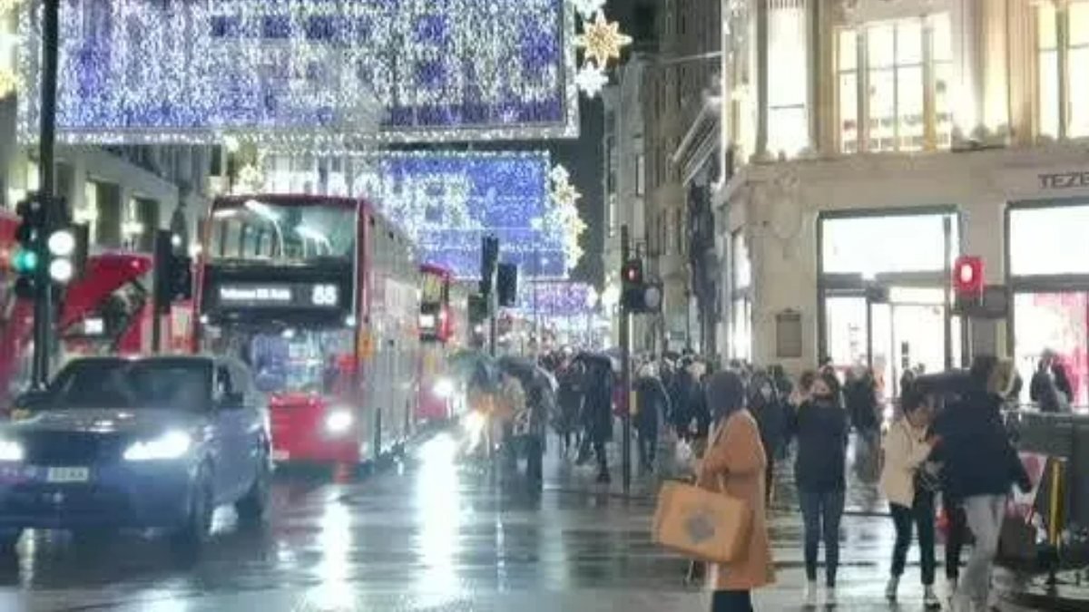 Londra halkı kısıtlama öncesi mağazalara koştu