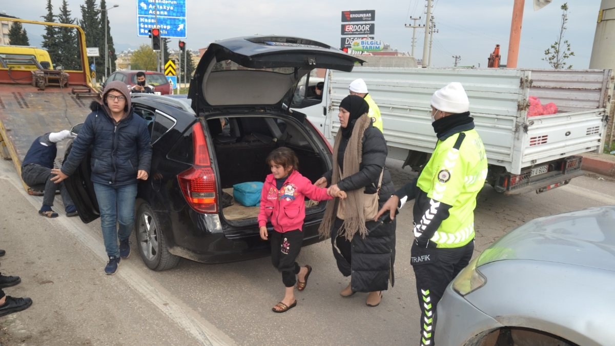 Hatay'da 5 kişilik araçtan 12 göçmen çıktı