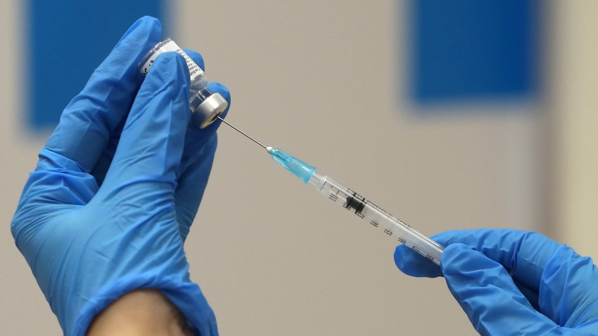 Fransa, koronavirüs aşılamasına pazar günü başlayacak