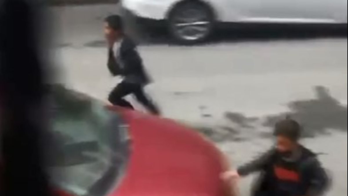 İstanbul'da sokaktaki çocukları, polis sireniyle korkuttu