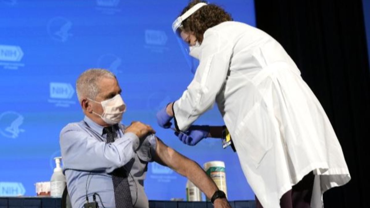ABD’de Dr. Fauci, koronavirüs aşısını vuruldu