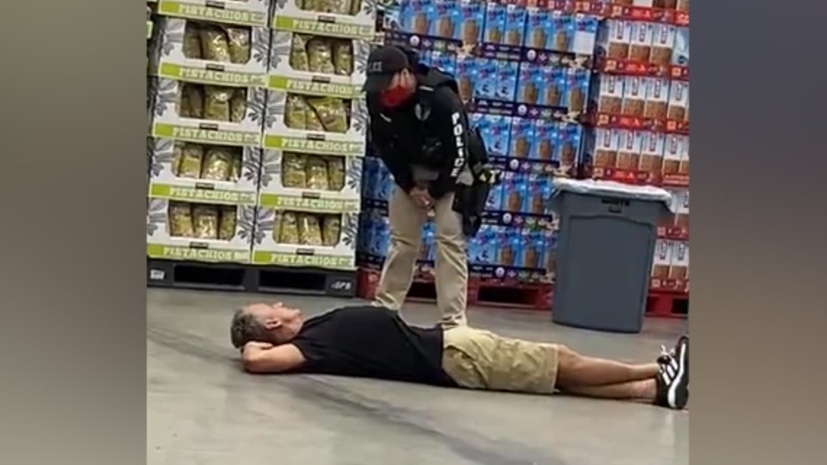 ABD'de maske takmayan adam, marketten çıkmamak için yere yattı