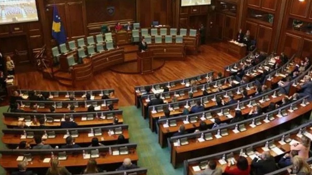Kosova'da hükümet düştü: 40 gün için seçim yapılacak