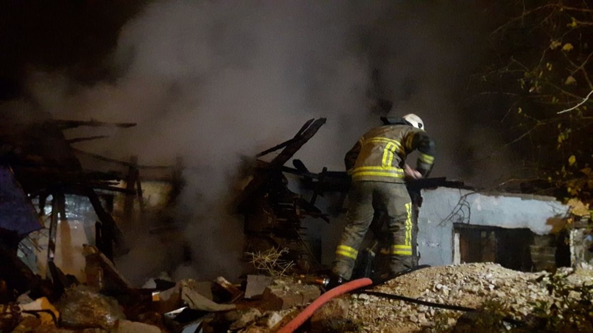 Bursa'da yanan metruk ev çöktü