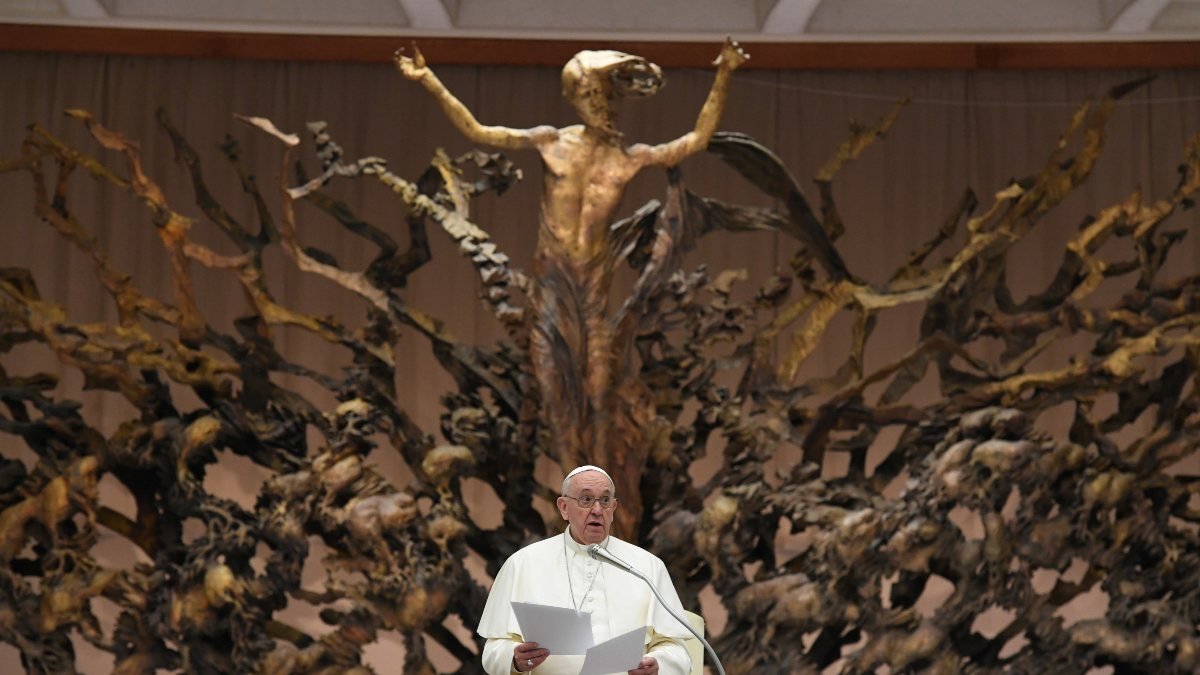 Papa'dan bürokratlara dedikodu yapmayın uyarısı