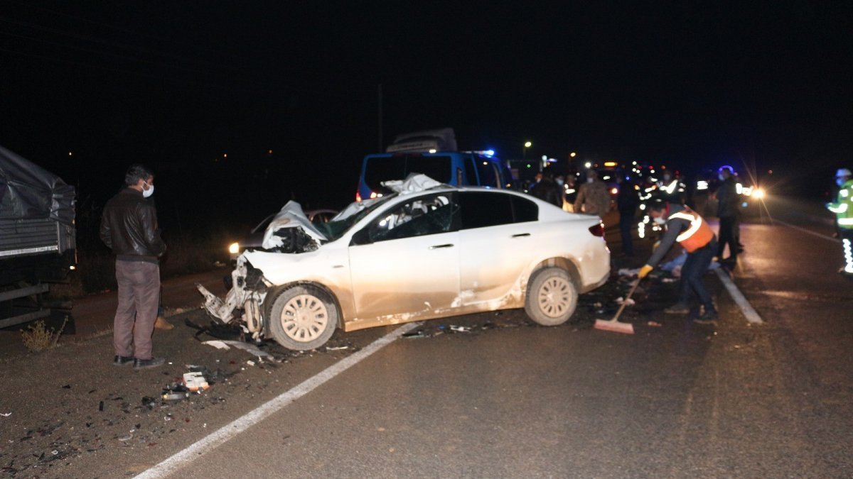 Malatya'da otomobil kamyona çarptı: 3 ölü, 1 yaralı