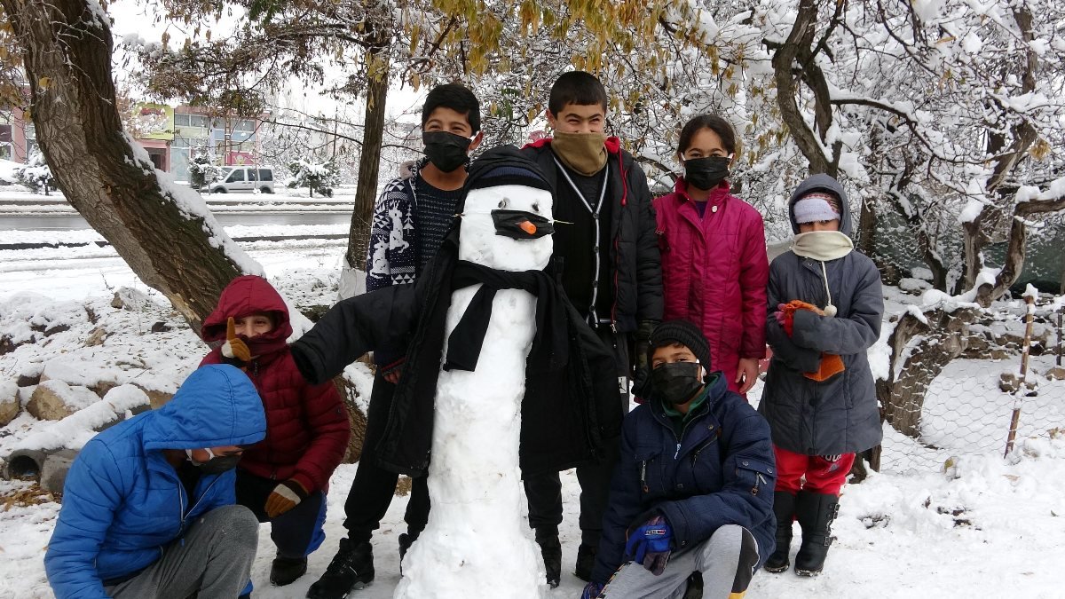 Van'da kardan adama maske taktılar