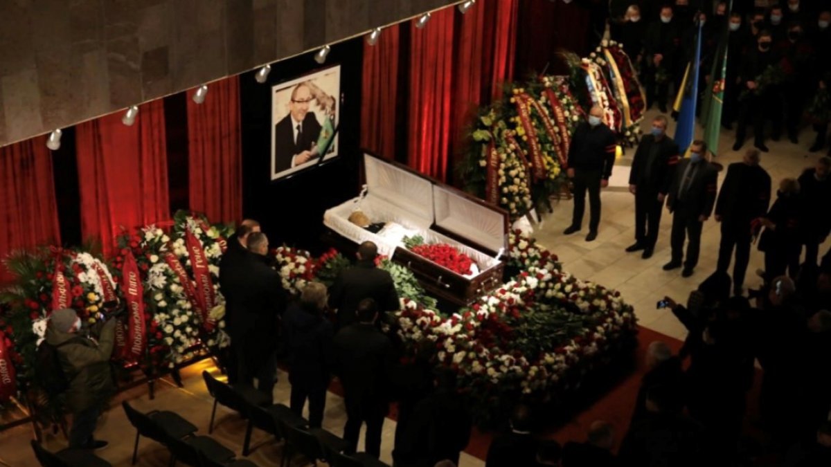 Koronadan hayatını kaybeden başkanın cenazesinde 110 bin kişi katıldı